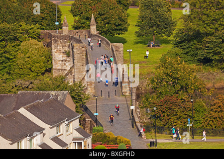 Fußgänger auf Stirling Auld Brig (alte Brücke) Stockfoto