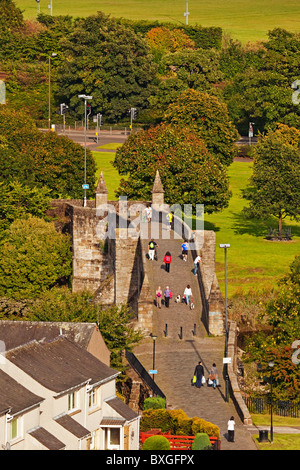 Fußgänger auf Stirling Auld Brig (alte Brücke) Stockfoto