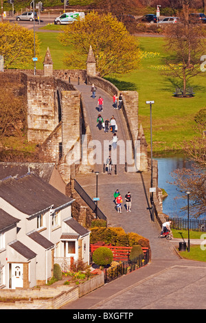 Fußgänger auf Stirling Auld Brig (alte Brücke) Stockfoto