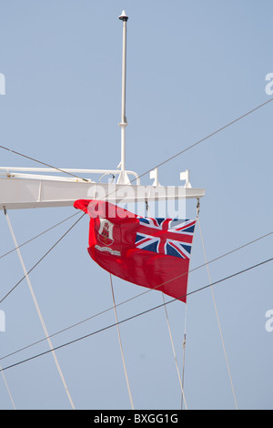 Flagge von Gibraltar fliegen von Passagierschiff Stockfoto