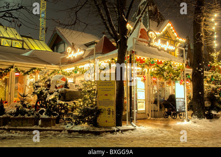 Schnee bedeckt und Weihnachten dekoriert Restaurant in Tivoli Kopenhagen Stockfoto