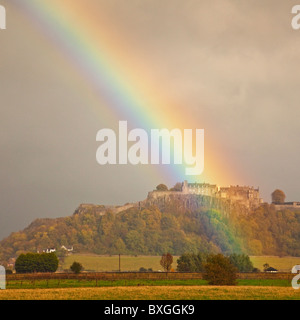 Regenbogen über Stirling Castle Stockfoto