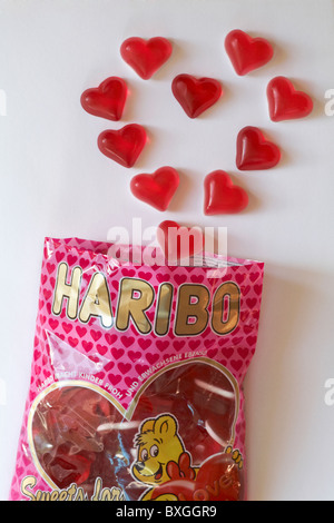 Beutel von Haribo Süßigkeiten für mein süßes Herz-Bonbons mit Inhalt in Form von Herzen auf weißem Hintergrund Stockfoto