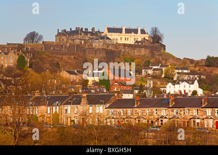 Stirling Castle über Str. Marys Kirche und die Häuser von Riverside Stockfoto