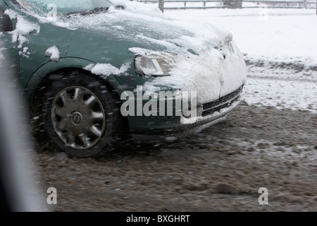 Auto-Beschleunigung durch Schneesturm unterwegs an einem kalten verschneiten Winter Tag Belfast Nordirland Stockfoto