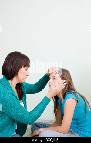 Temperatur Kontrolle Tochter Mutter Stockfoto