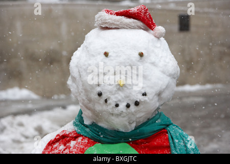 Schneemann an einem kalten verschneiten Winter Tag Belfast Nordirland Stockfoto