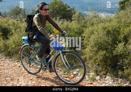 Radfahrer Radfahren durch die Landschaft entlang einer Spur auf einer Mountainbike Stockfoto