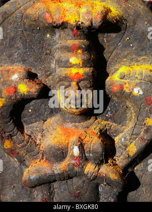 Hindu Altar Steinen in einem Tempel indische Vishnu Gottheit in der südindischen Landschaft darstellt. Andhra Pradesh, Indien. Stockfoto