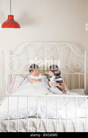 Kümmert sich um kranke Mutter Tochter Stockfoto