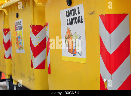 Recycling von Hausmüll, Papier, Glas, Kleidung, verschiedene Farben, gelb, rot, weiß, Stockfoto