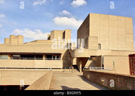 Kubische Betonarchitektur des Nationaltheaters am Südufer der Themse in London Stockfoto