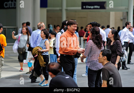 Menschen treffen Raffles Place Geschäftsviertel Singapur Stockfoto