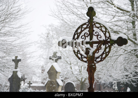 verschneite Grabsteine auf Het Oude Kerkhof in Roermond Niederlande Europa Stockfoto