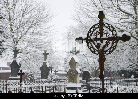 verschneite Grabsteine auf Het Oude Kerkhof in Roermond Niederlande Europa Stockfoto