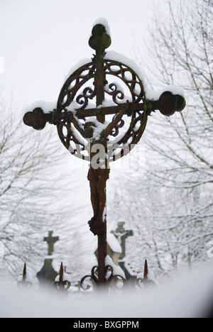 Schnee bedeckten-Kreuz in Het Oude Kerkhof in Roermond Niederlande Europa Stockfoto