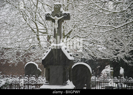 Schnee bedeckten-Kreuz in Het Oude Kerkhof in Roermond Niederlande Europa Stockfoto