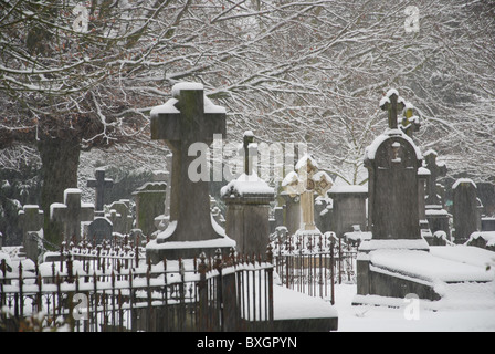 verschneite Grabsteine auf Het Oude Kerkhof in Roermond Niederlande Europa Stockfoto