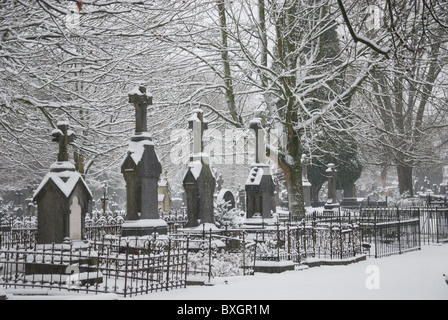 verschneite Grabsteine auf Het Oude Kerkhof in Roermond Niederlande Europa Stockfoto