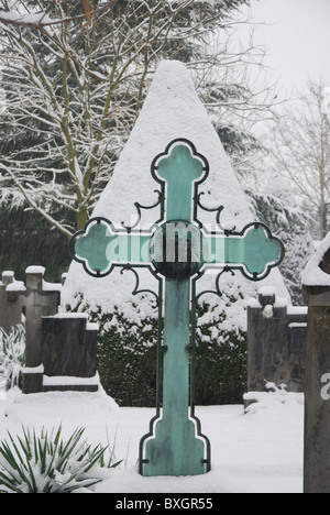 Schnee bedeckten-Kreuz in Het Oude Kerkhof in Roermond Niederlande Europa Stockfoto