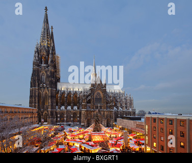 Weihnachtsmarkt auf dem Roncalli-Platz vor der Kathedrale Stockfoto