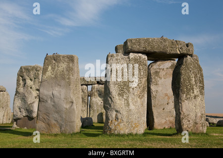 Stonehenge Denkmal England Großbritannien an einem Sommertag mit blauem Himmel und weißen Wolkenfetzen Stockfoto