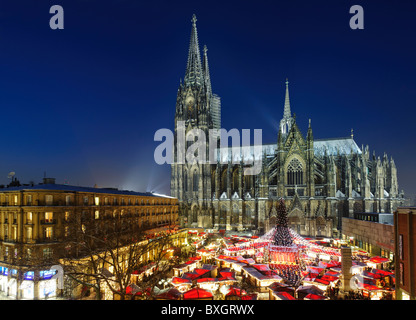 Weihnachtsmarkt auf dem Roncalli-Platz vor der Kathedrale Stockfoto