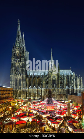 Weihnachtsmarkt auf dem Roncalli-Platz vor der Kathedrale Stockfoto