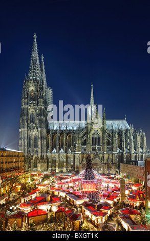 Weihnachtsmarkt auf dem Roncalli-Platz vor der Kathedrale Stockfoto