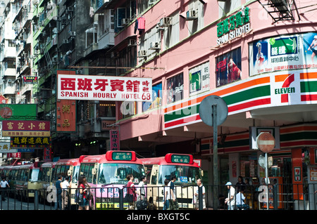 Belebte Straße mit leichten Linienbusse und Werbeschilder, Mong Kok, Kowloon, Hong Kong, China Stockfoto