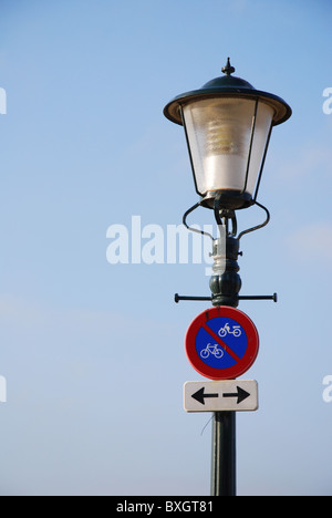 Vintage Lampe post mit Verkehrszeichen Scheveningen Niederlande Stockfoto