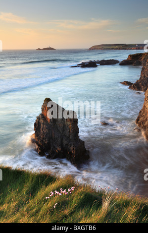 Leuchtturm von Godrevy eingefangen von Klippen auf Gwithian Towans Stockfoto