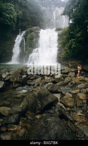 Costa Rica, Wasserfall Nauyaca Bei Dominical, Touristen, Touristen Wasserfall Stockfoto