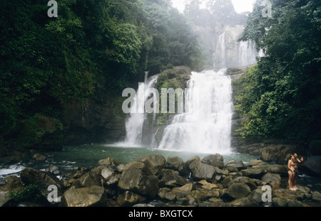 Costa Rica, Wasserfall Nauyaca Bei Dominical, Touristen, Touristen Wasserfall Stockfoto