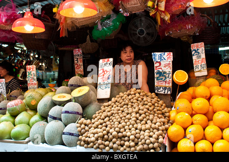 Verkäufer bei Obst stand auf der Ladies' Market, Mongkok, Kowloon, Hong Kong, China Stockfoto