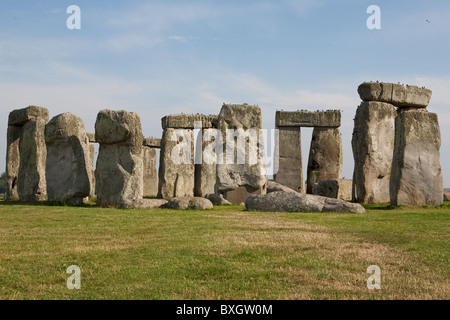 Stonehenge Denkmal England Großbritannien an einem Sommertag mit blauem Himmel und weißen Wolkenfetzen Stockfoto