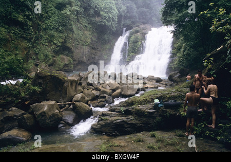 Costa Rica, Wasserfall Nauyaca Bei Dominical, Touristen, Touristen Wasserfall Stockfoto