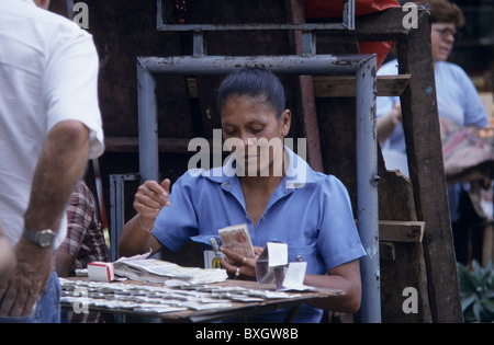 Costa Rica, San José, Losverkaeuferin geld Zaehlend, Ticket Verkäufer zählen Geld Stockfoto