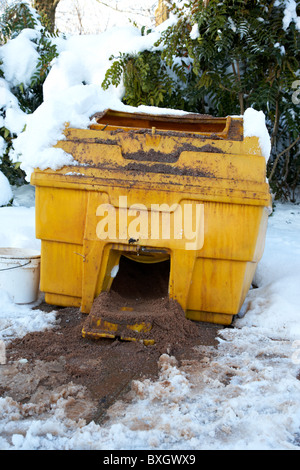 Öffnen Sie lokale Rat Splitt und Salz Vorratsbunker an einem kalten, verschneiten Wintertag Belfast Nordirland Stockfoto