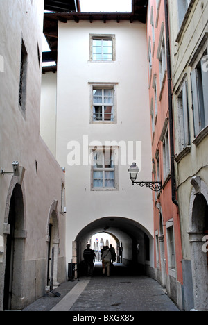 Gasse und Arcade in der Mitte der Provinz Trient in Rovereto Zugang für Fußgänger nur Stockfoto