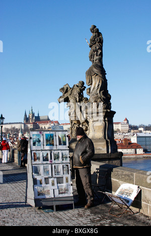 Die historische Karlsbrücke über den Fluss Vitava, Prag, beschäftigt sich mit Künstlern und Touristen das ganze Jahr. Stockfoto