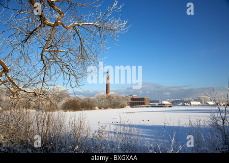 Newtownabbey Borough Council hq mossley Mühle und mossley See in einer kalten, schneereichen Wintern tag Nordirland eingefroren Stockfoto