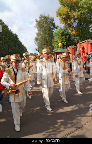 Jaroslawl, Russland - 11. SEPTEMBER: Feier des Jahrtausends Jaroslawl, Russland, 11. September 2010. Die Militärorchester auf Stockfoto