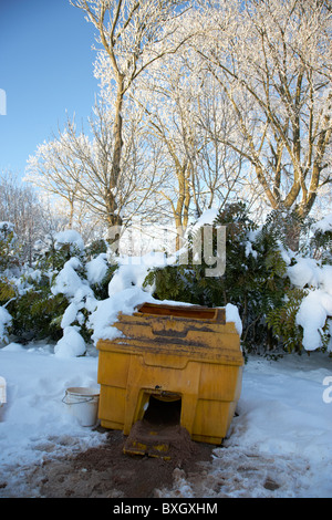 Öffnen Sie lokale Rat Splitt und Salz Vorratsbunker an einem kalten, verschneiten Wintertag Belfast Nordirland Stockfoto
