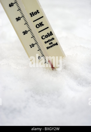 THERMOMETER IM WINTERSCHNEE ZEIGT MINUS TEMPERATUR MIT EINSCHALTEN DER HEIZUNG ZEICHEN UK Stockfoto