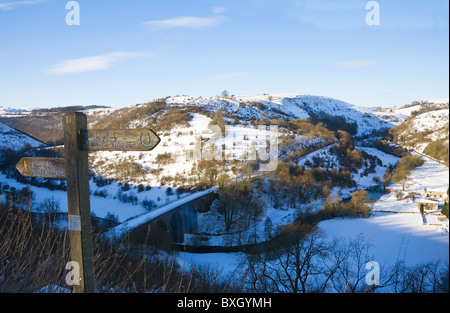 Peak District Derbyshire England UK Dezember schaut auf einem verschneiten Monsal Dale aus Sicht oben Stockfoto