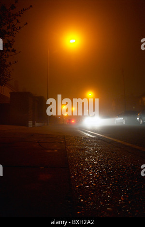 Fahrzeuge auf einer städtischen Straße bei Nacht Ipswich UK Stockfoto