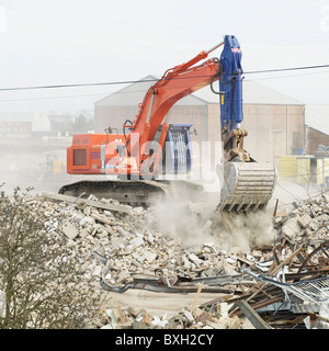 Bagger abgerissene Seite löschen um Platz für eine Papier-recycling-Anlage in Kings Lynn Norfolk UK Stockfoto