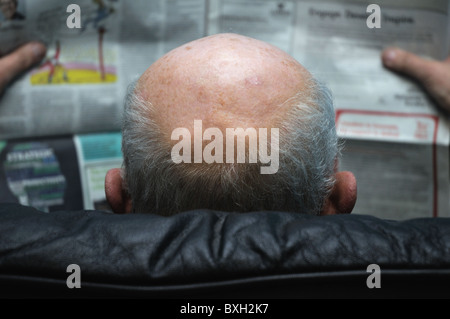 Ein älterer Mann, die Zeitung lesen. Stockfoto