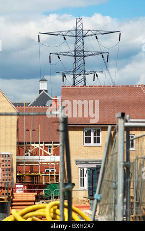 Pylonen in der Nähe Wohnsiedlung im Bau Colchester Essex UK Stockfoto